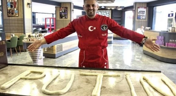 Οι Τούρκοι στέλνουν μπουρέκια στον Πούτιν ως ευχαριστώ για τους πυραύλους (βίντεο)